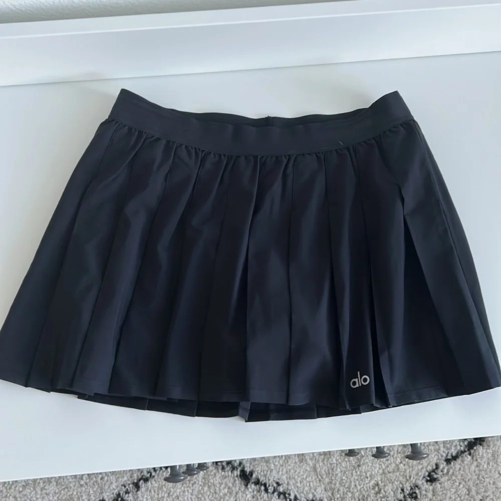 ALO YOGA VARSITY TENNIS SKIRT SIZE:S Worn once Color: BLACK
